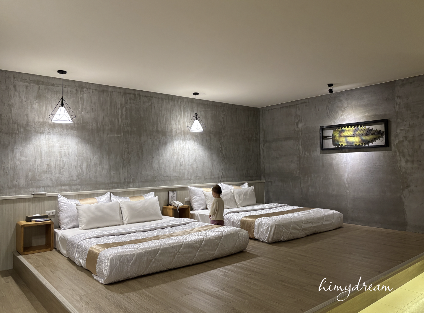 台南歐薇汽車旅館四人房落地窗與客廳空間