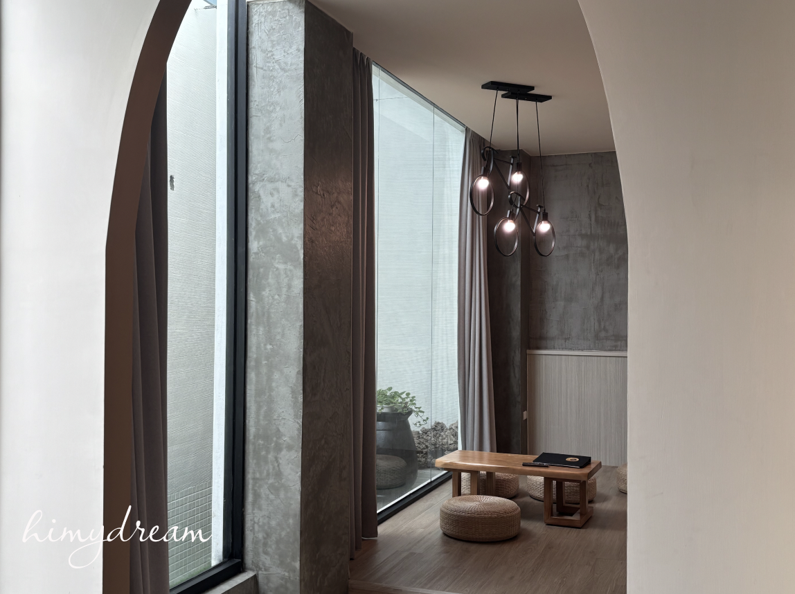 台南歐薇汽車旅館寬敞房間空間與沙發